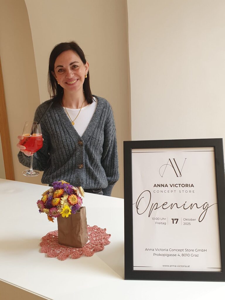 Firmeninhaberin Anna Neumann mit Aperol in der Hand