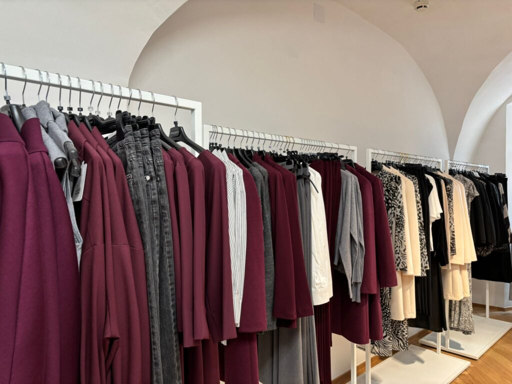 Kleiderstange mit Fashion in bordeaux, grau und weiß