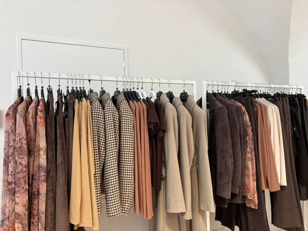 Kleiderstange mit Fashion in herbstlichen Braun-Tönen