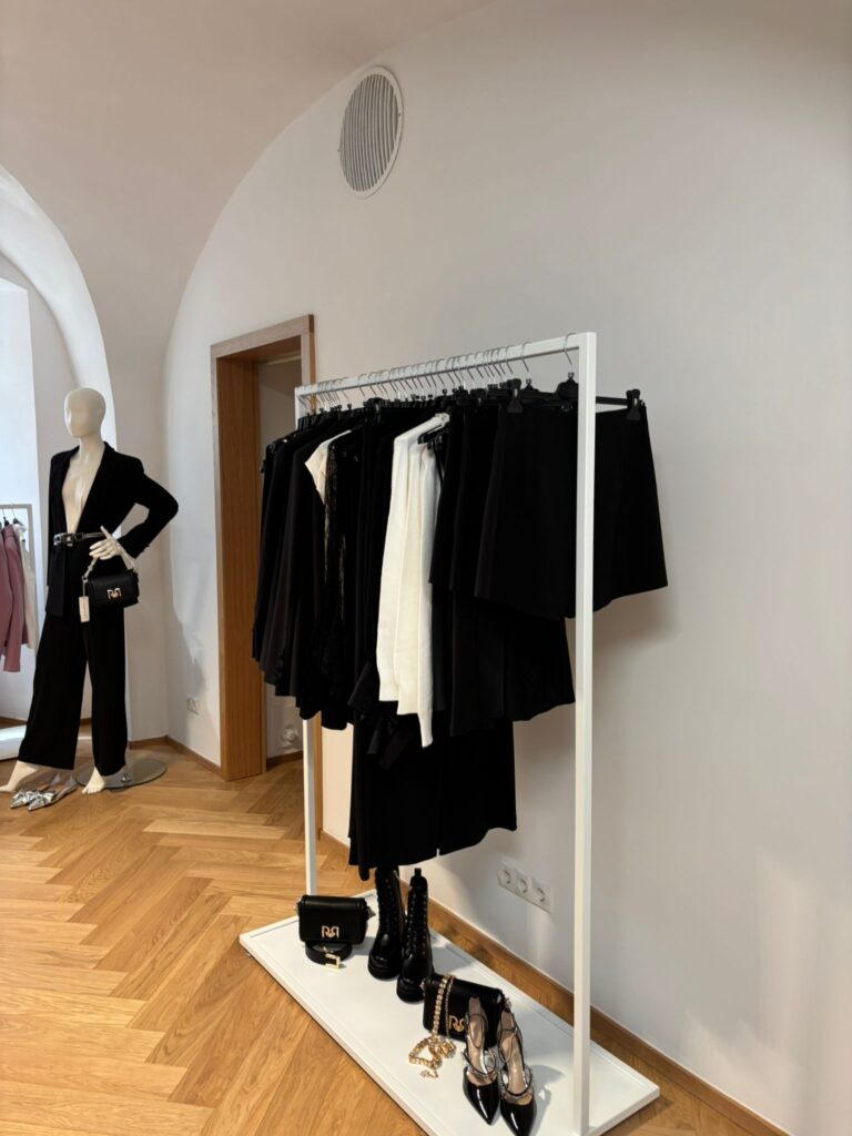 Boutique mit Fashion in schwarz und weiß